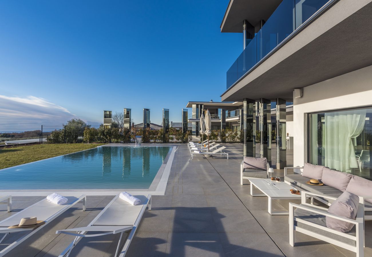 Villa in Valentici - Villa Sara for 10 people near Novigrad with sea view and salt- water pool