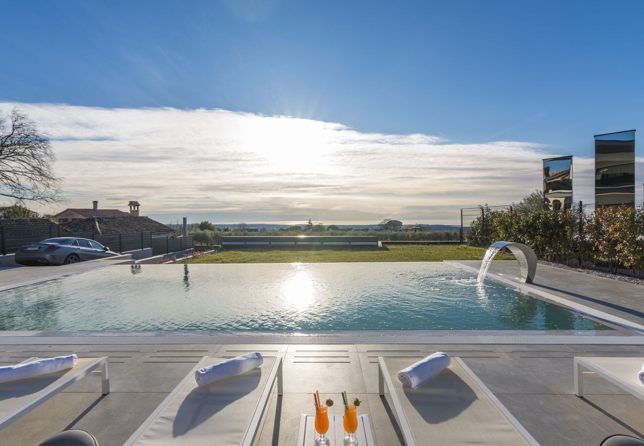 Villa in Valentici - Villa Sara for 10 people near Novigrad with sea view and salt- water pool