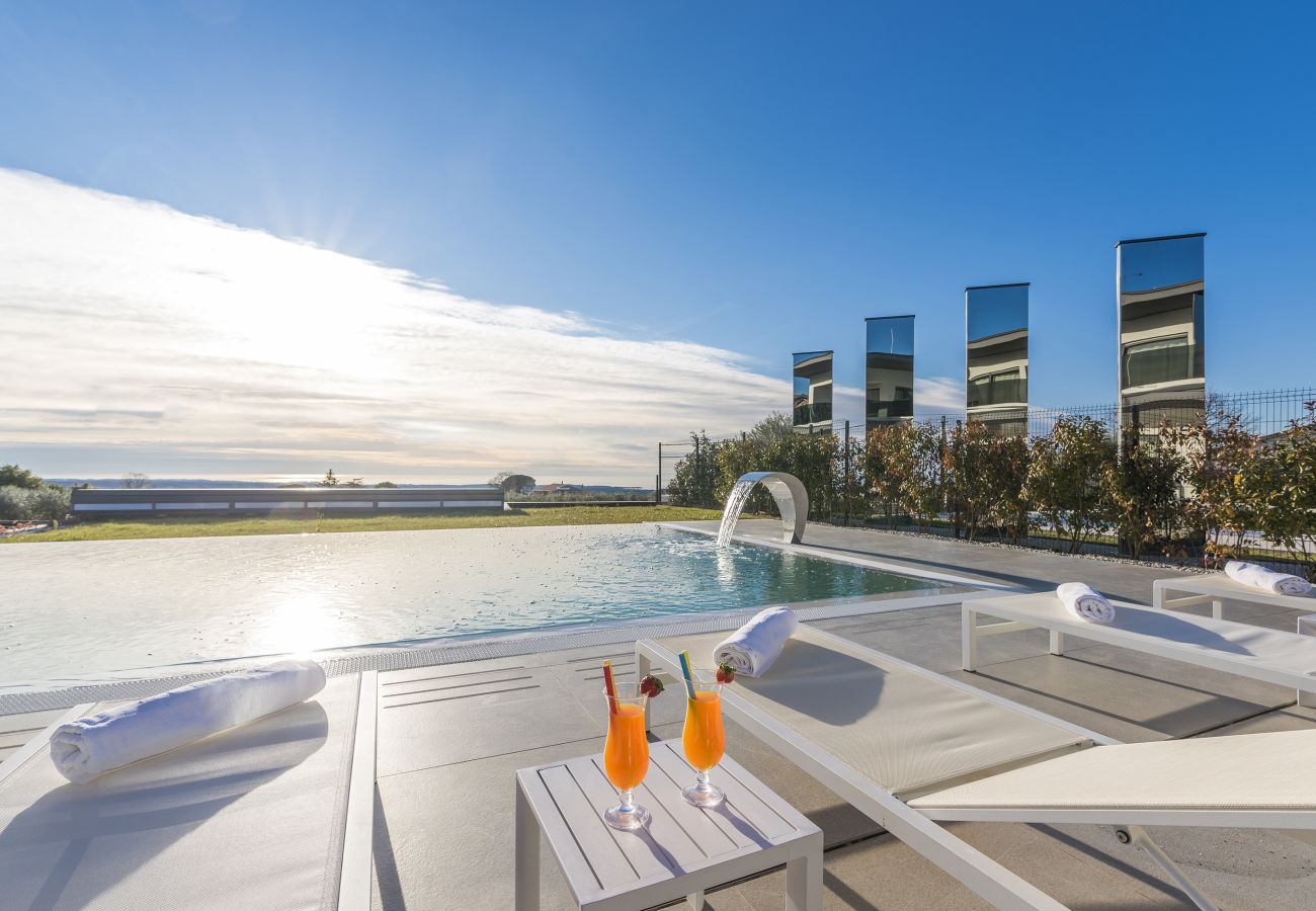 Villa in Valentici - Villa Sara for 10 people near Novigrad with sea view and salt- water pool