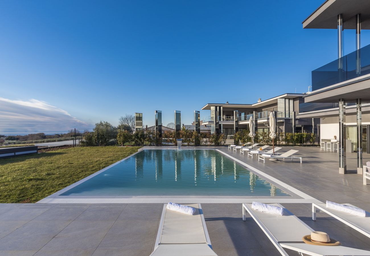 Villa in Valentici - Villa Sara for 10 people near Novigrad with sea view and salt- water pool