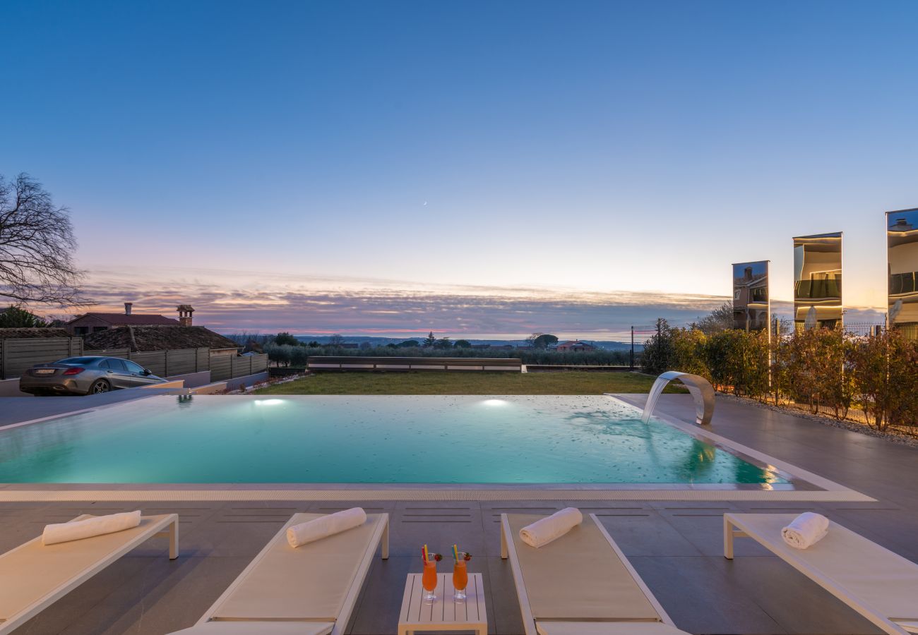 Villa in Valentici - Villa Sara for 10 people near Novigrad with sea view and salt- water pool