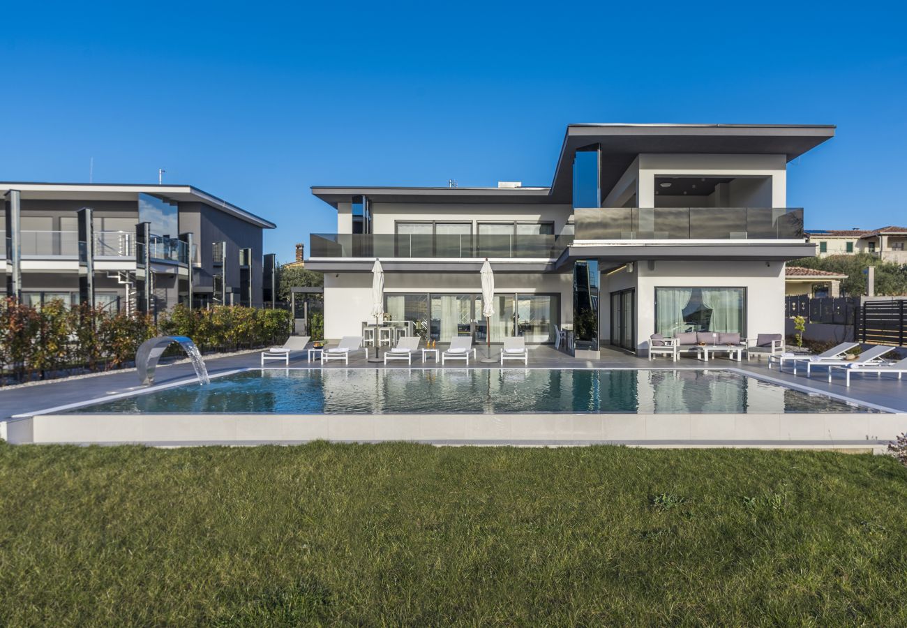 Villa in Valentici - Villa Sara for 10 people near Novigrad with sea view and salt- water pool