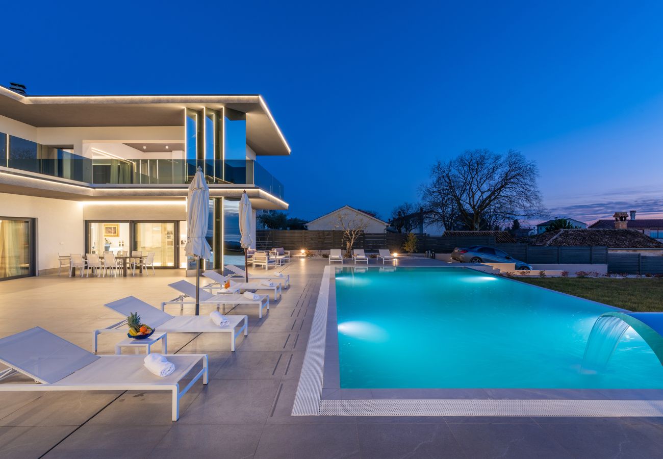 Villa in Valentici - Villa Sara for 10 people near Novigrad with sea view and salt- water pool