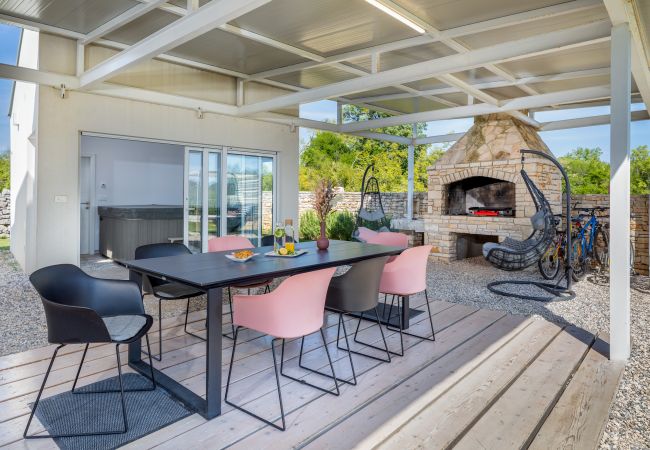 Villa in Peroj - Villa Shimunelka for 6 people near Fažana only 250 meters from the beach with jacuzzi Villa in Peroj - Villa Shimunelka for 6 people near Fažana only 250 meters from the beach with jacuzzi