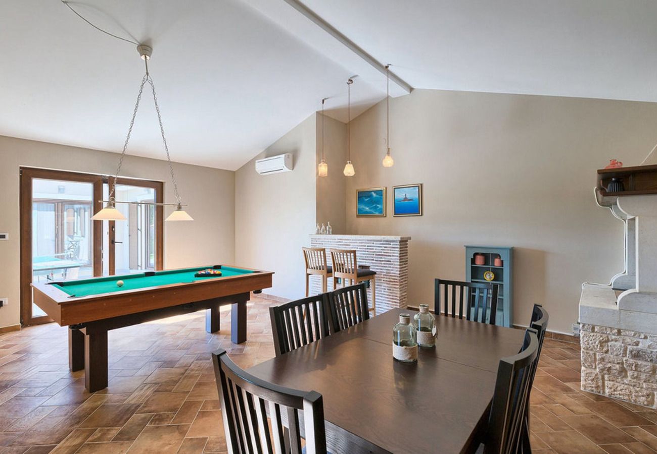 Villa in Veliki Vareški - Villa Campi for 10 persons near Pula with large garden, private golf and tennis court, kids playground & wellness area 