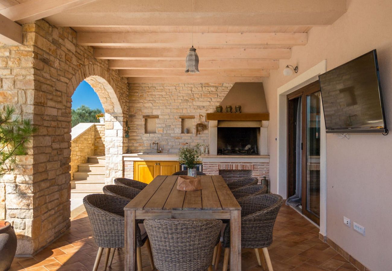 Villa in Veliki Vareški - Villa Campi for 10 persons near Pula with large garden, private golf and tennis court, kids playground & wellness area 