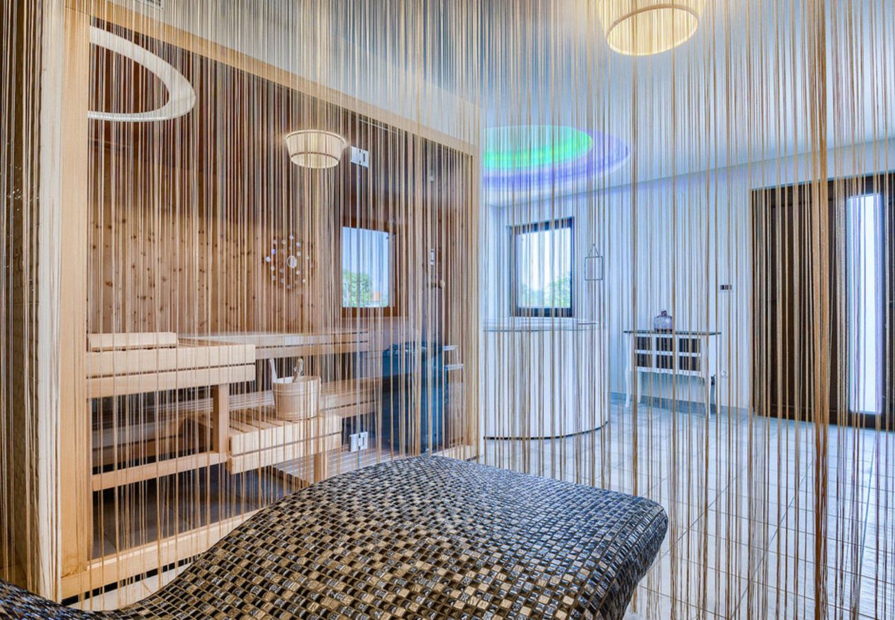 Villa in Veliki Vareški - Villa Campi for 10 persons near Pula with large garden, private golf and tennis court, kids playground & wellness area 