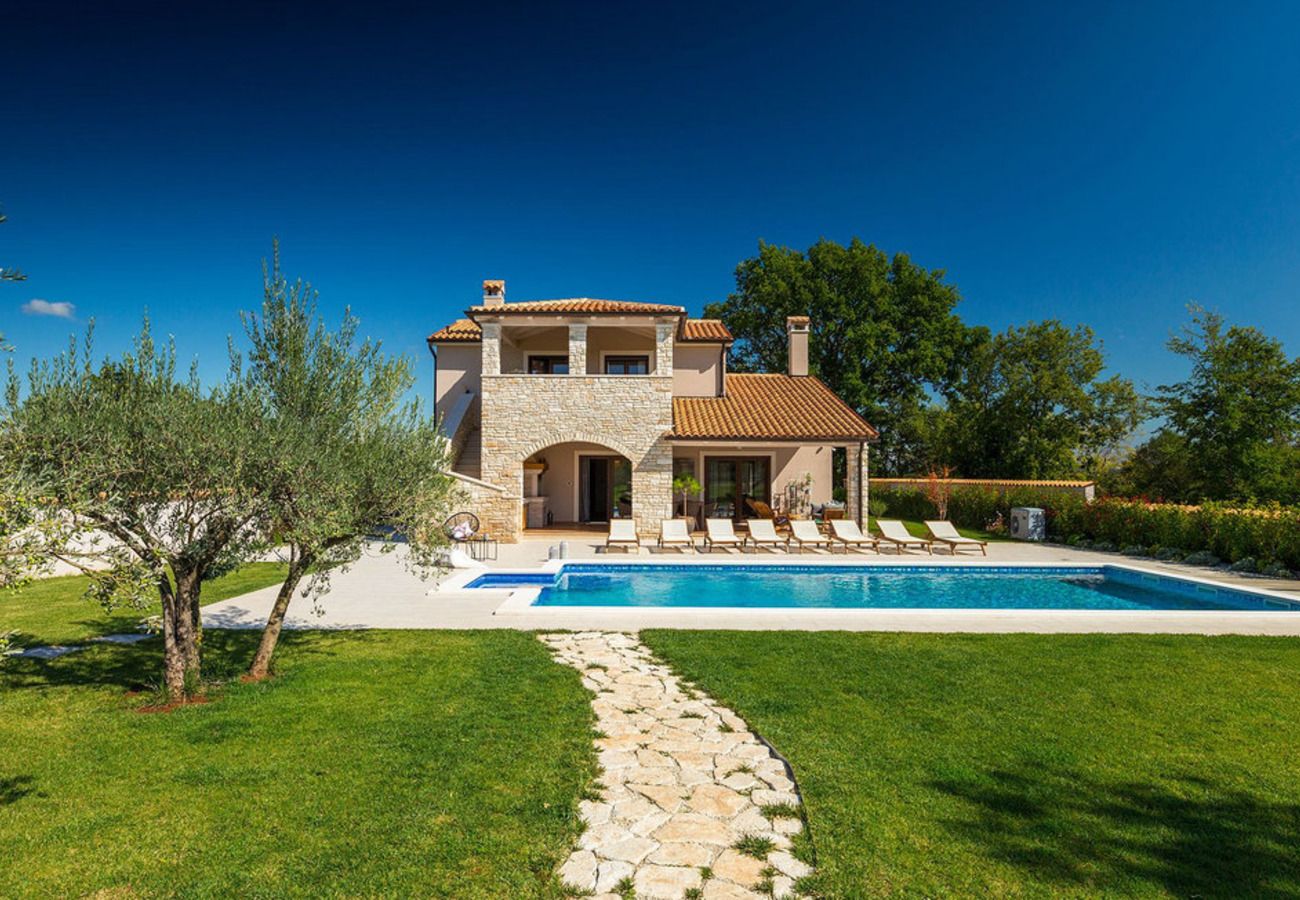 Villa in Veliki Vareški - Villa Campi for 10 persons near Pula with large garden, private golf and tennis court, kids playground & wellness area 