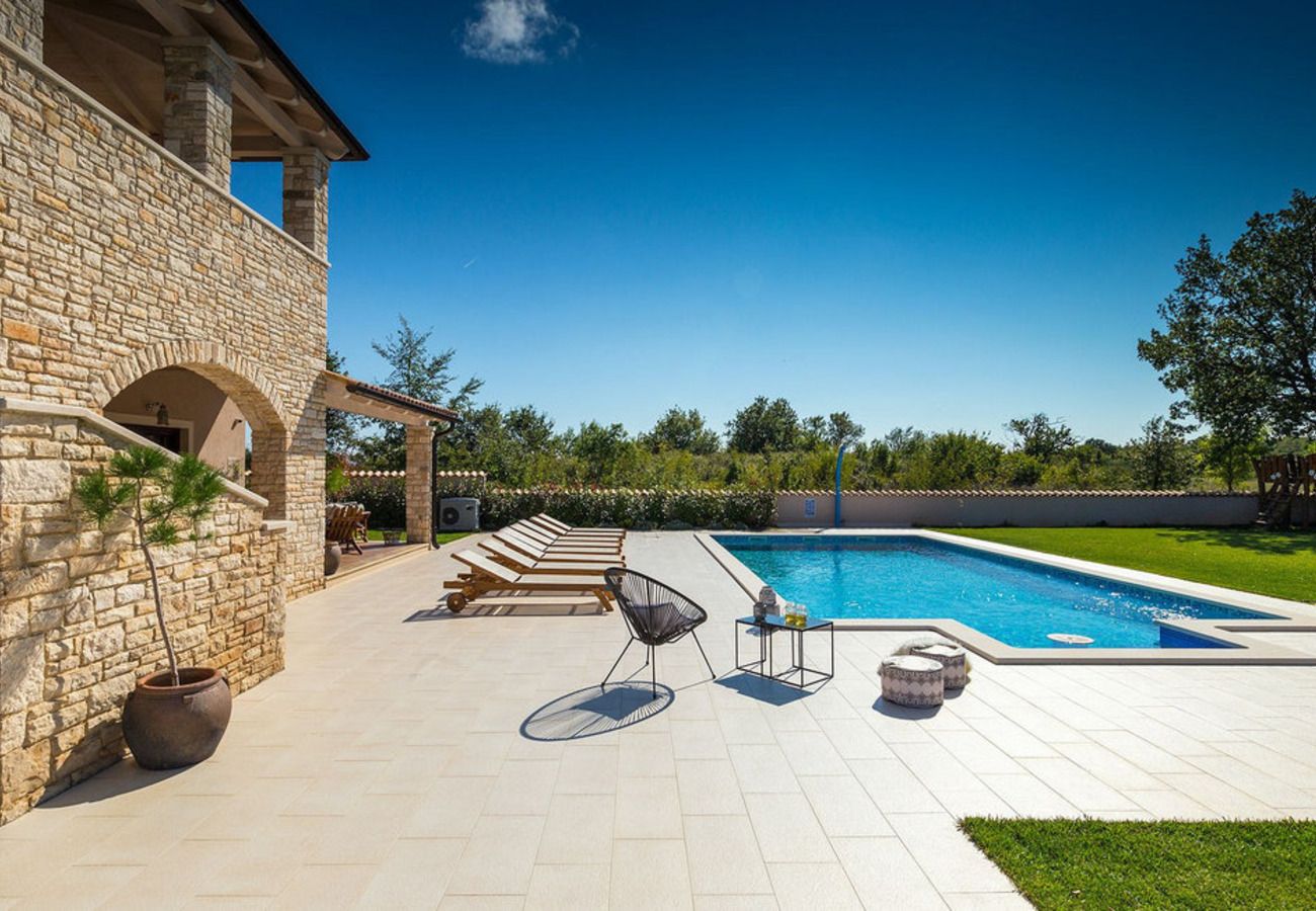 Villa in Veliki Vareški - Villa Campi for 10 persons near Pula with large garden, private golf and tennis court, kids playground & wellness area 