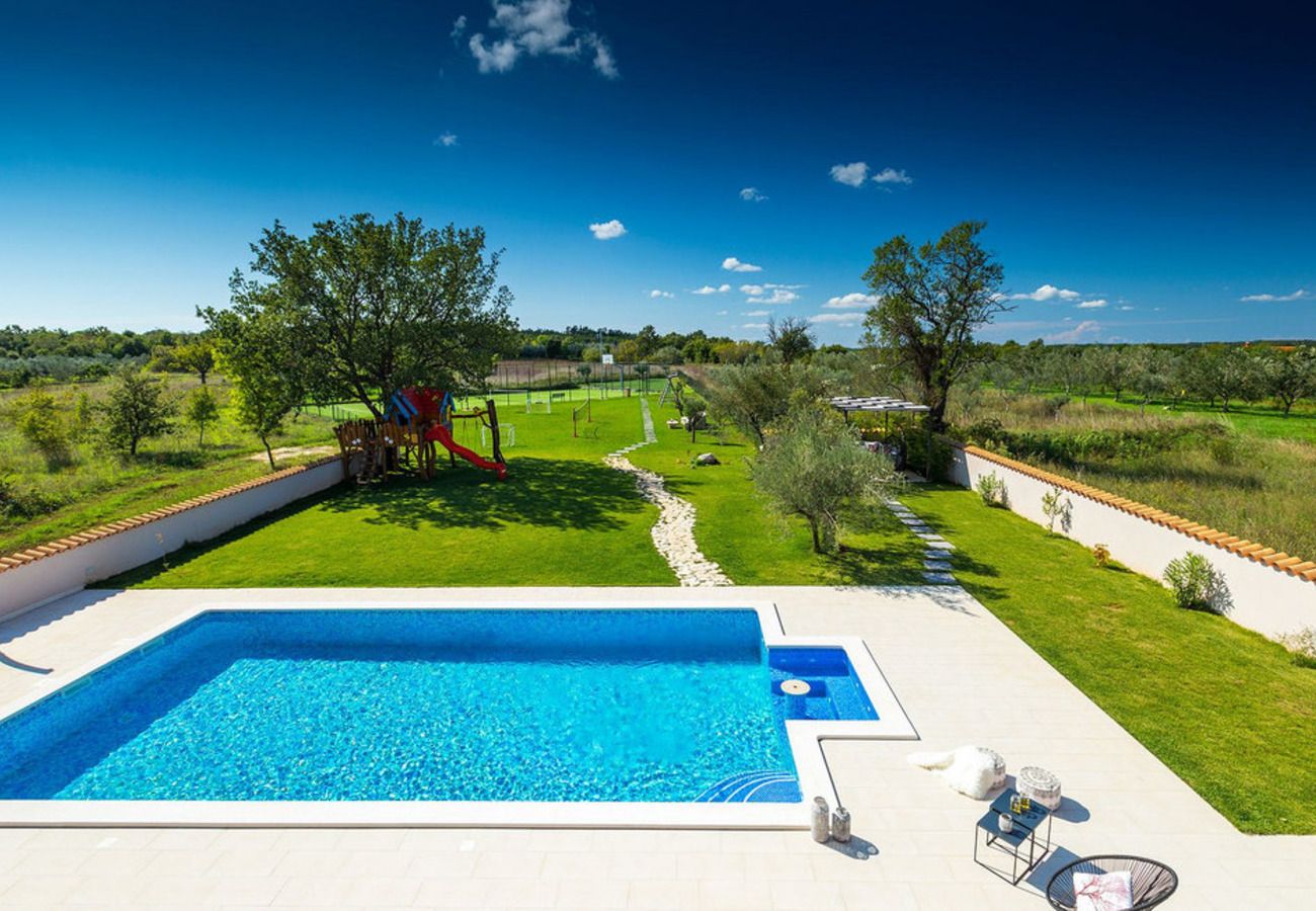 Villa in Veliki Vareški - Villa Campi for 10 persons near Pula with large garden, private golf and tennis court, kids playground & wellness area 