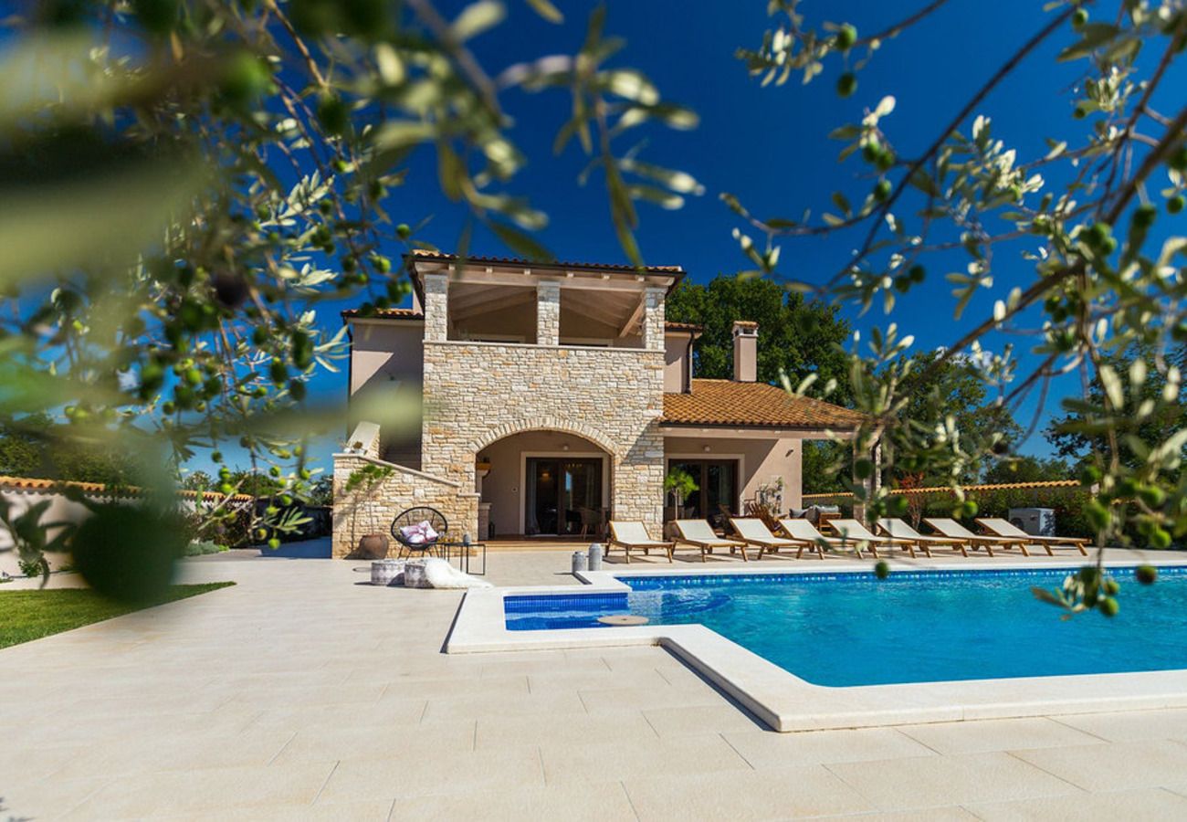 Villa in Veliki Vareški - Villa Campi for 10 persons near Pula with large garden, private golf and tennis court, kids playground & wellness area 