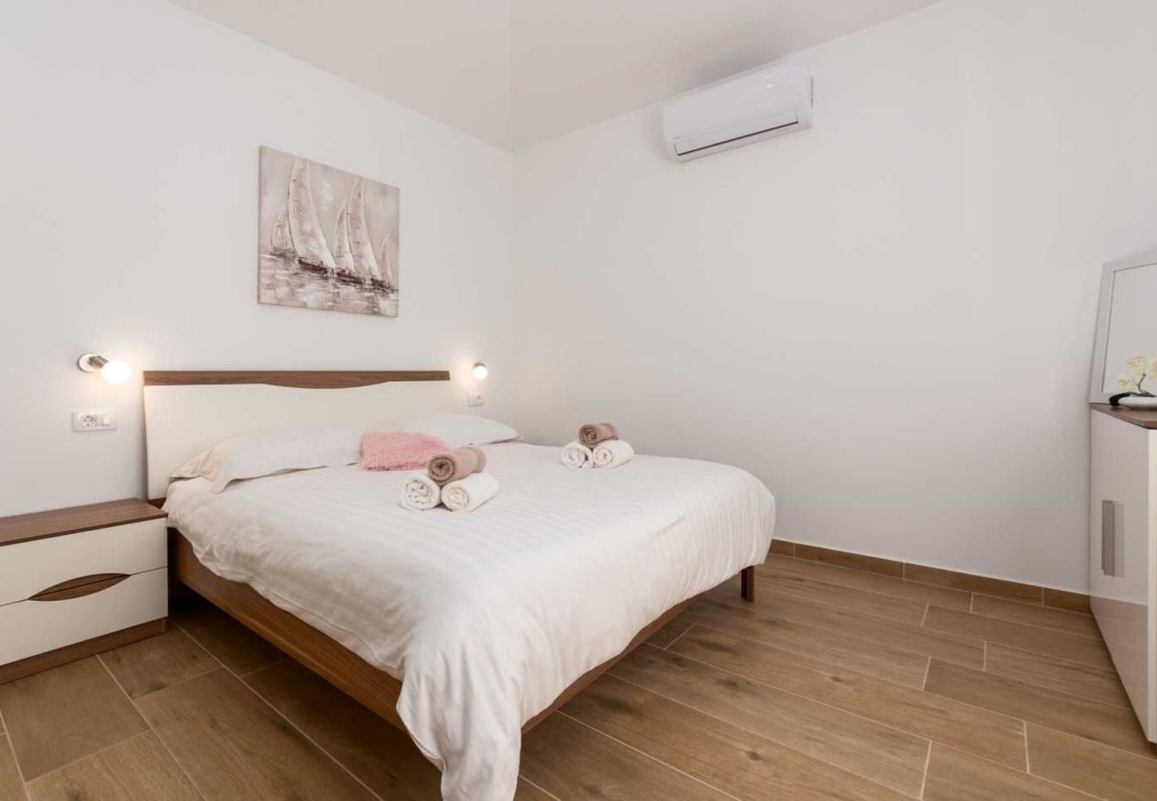 Villa in Divšici - Villa Karla near Pula for 8 persons with private pool, kids playground & pet friendly