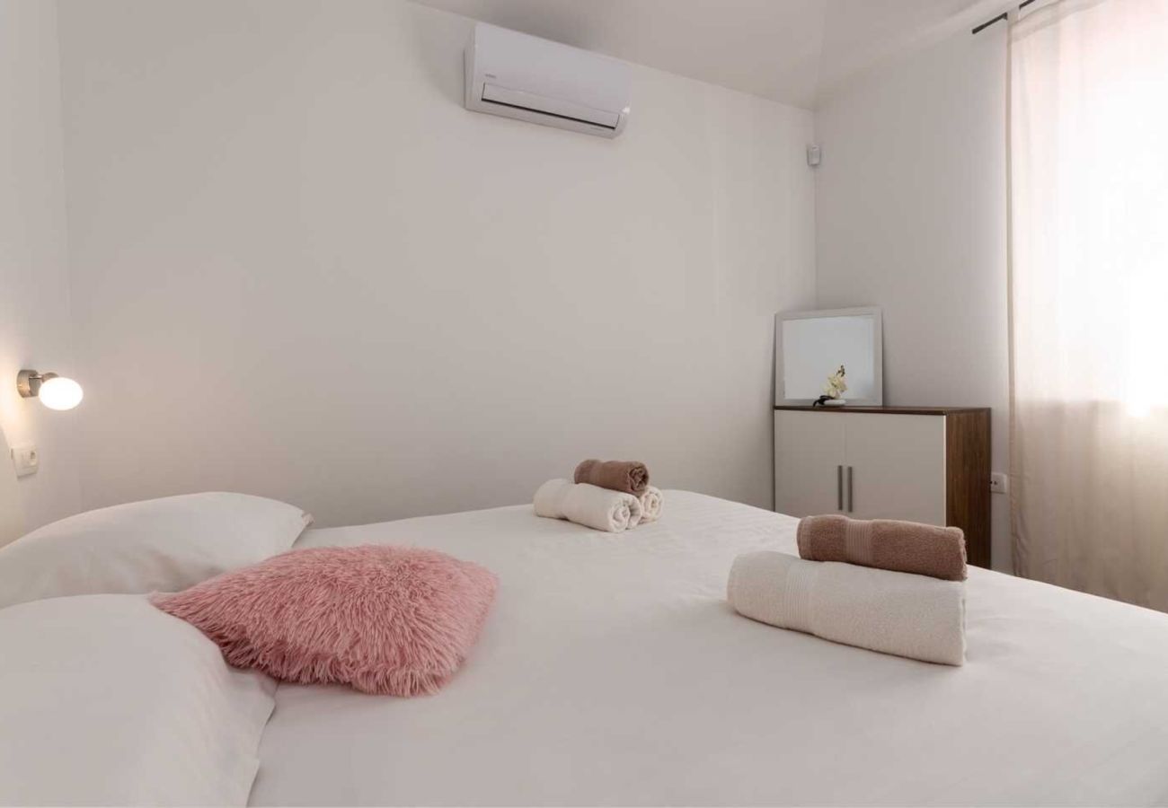 Villa in Divšici - Villa Karla near Pula for 8 persons with private pool, kids playground & pet friendly