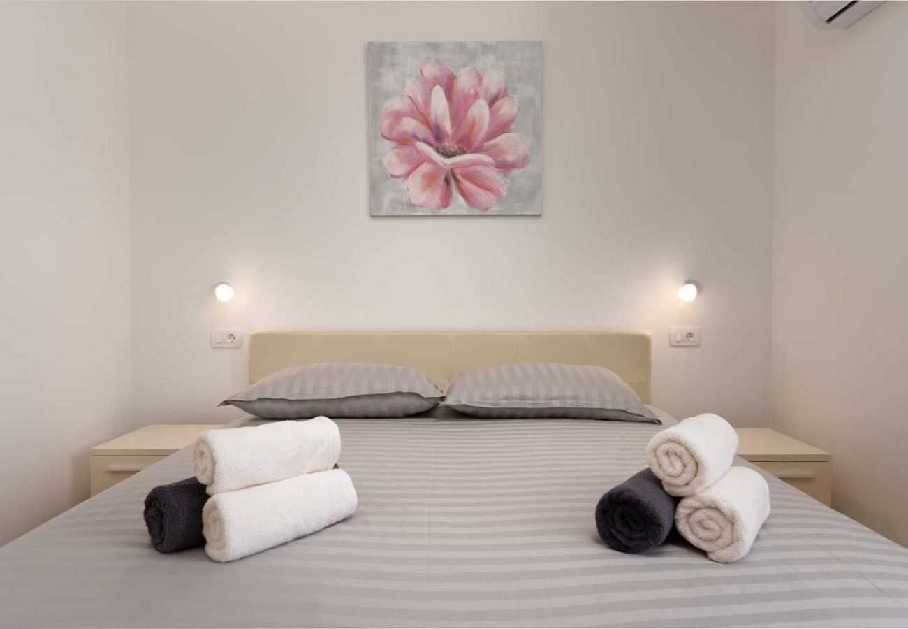 Villa in Divšici - Villa Karla near Pula for 8 persons with private pool, kids playground & pet friendly