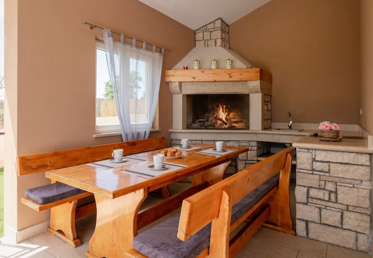 Villa in Divšici - Villa Karla near Pula for 8 persons with private pool, kids playground & pet friendly