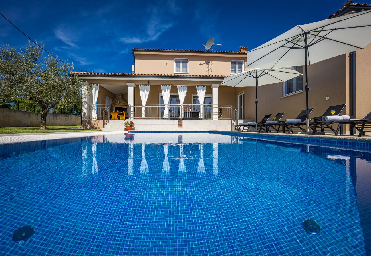 Villa in Divšici - Villa Karla near Pula for 8 persons with private pool, kids playground & pet friendly