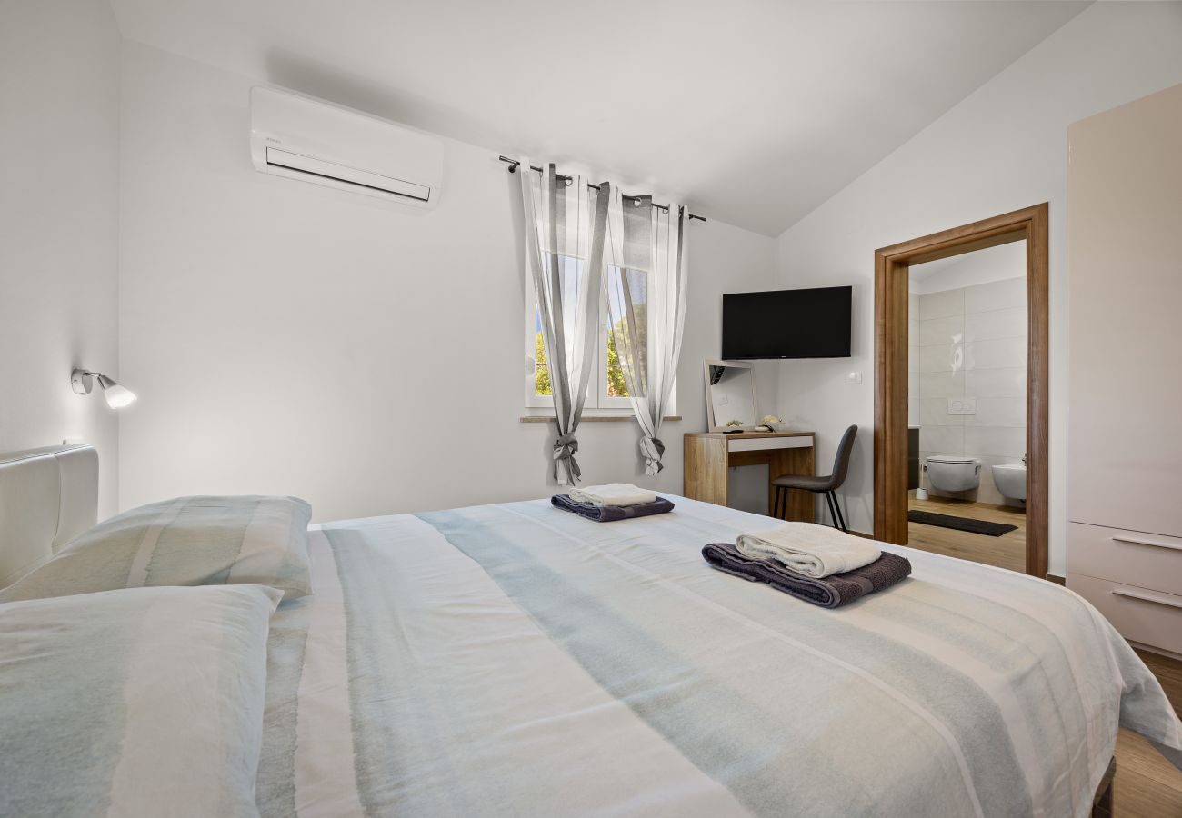 Villa in Divšici - Villa Karla near Pula for 8 persons with private pool, kids playground & pet friendly