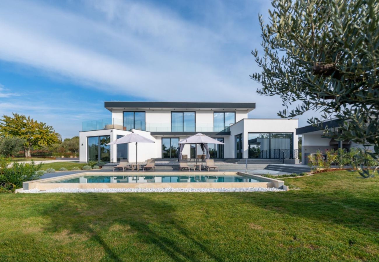 Villa in Deklici - Villa Nura for 8 persons near Poreč with 36 m2 heated pool, with sauna & sea view 