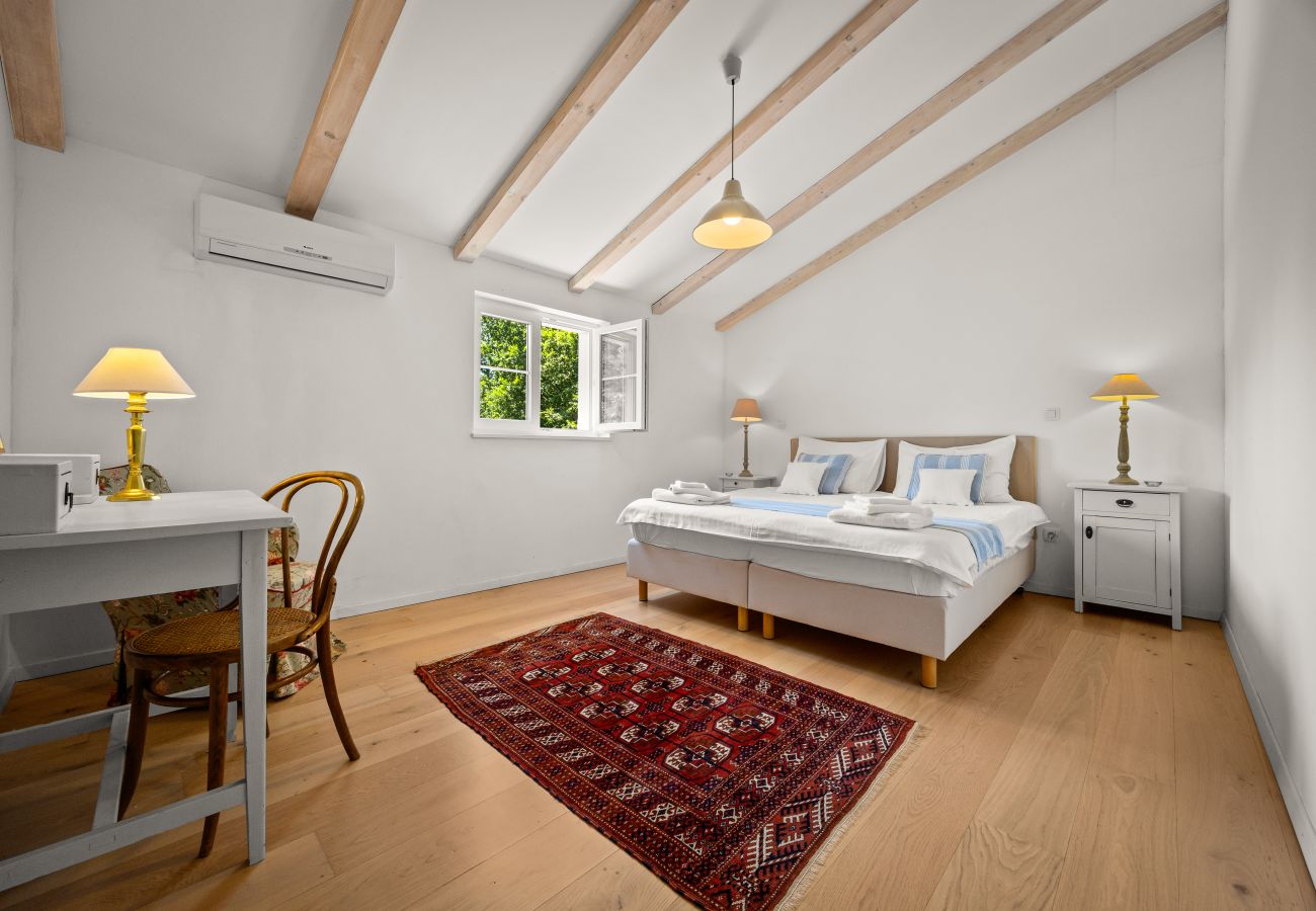 Villa in Modrušani - Villa Tre Colonne for 10 persons in Central Istria with 60 m2 private pool, mini golf & sauna 
