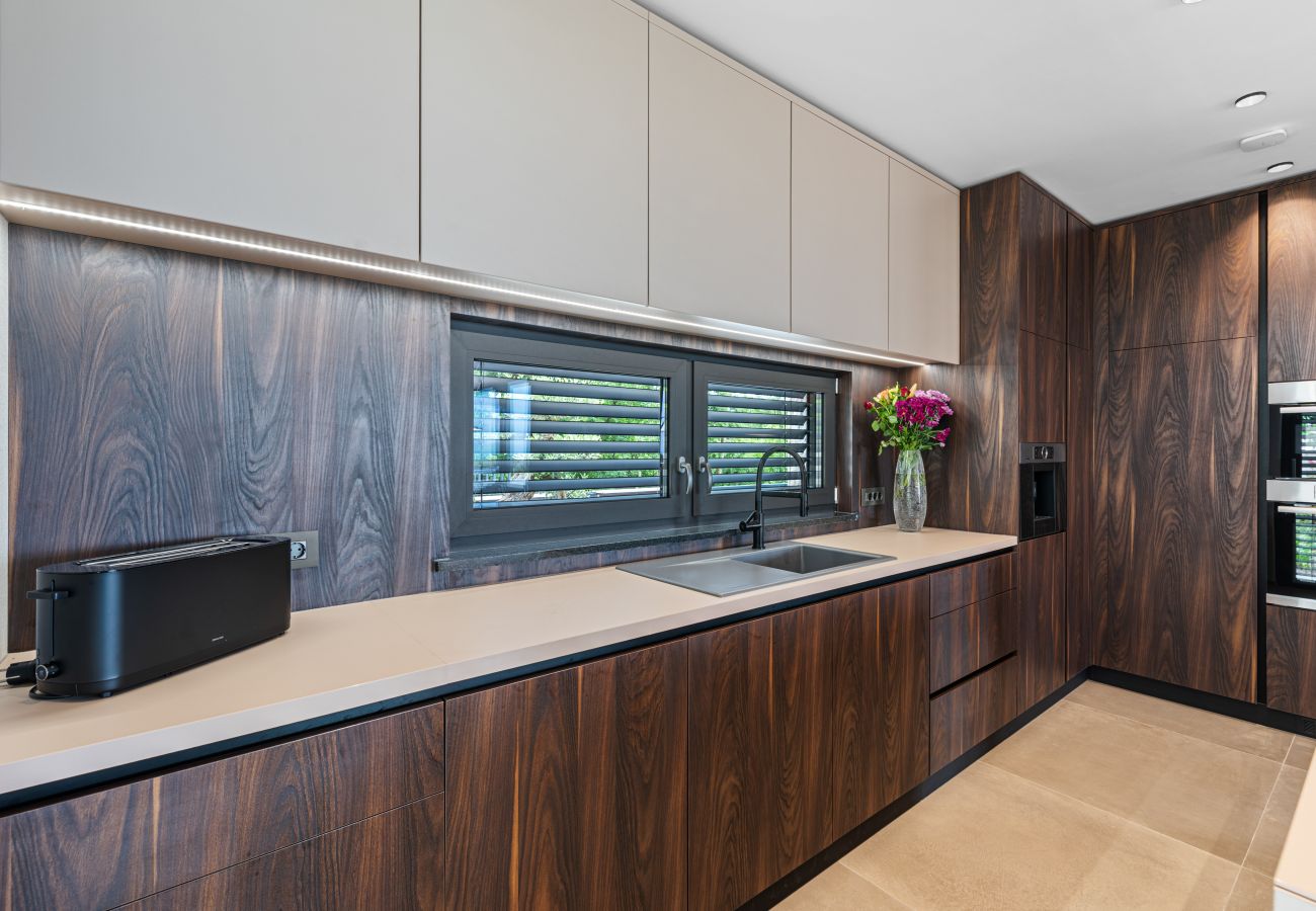 Villa in Višnjan - Villa Visignano near Poreč for 8 people with 49 m2 heated pool, wellness & sea view