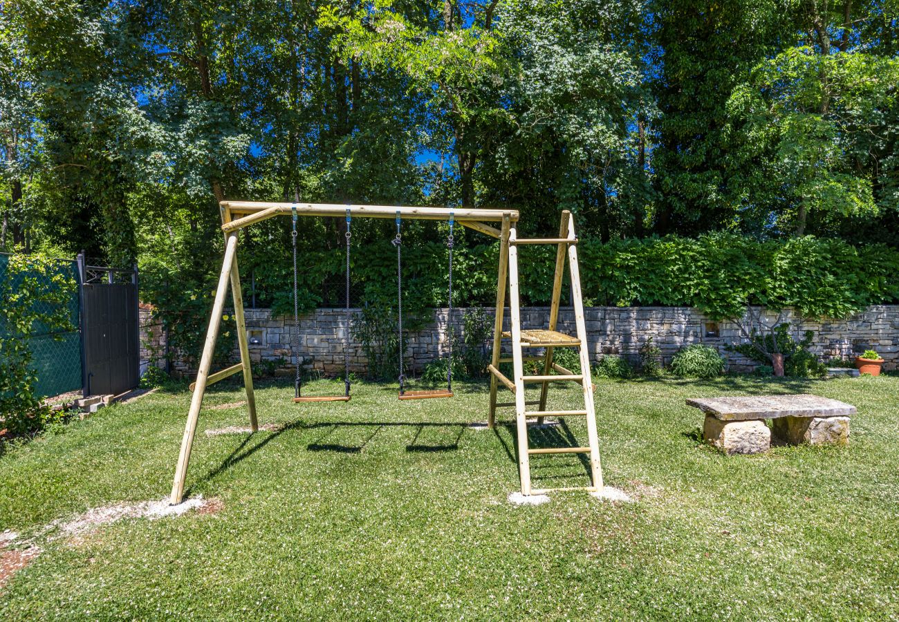 Villa in Prodol - Villa Lipa for 8 persons near Pula with 41 m2 heated pool, beautiful garden, sauna & kids playground