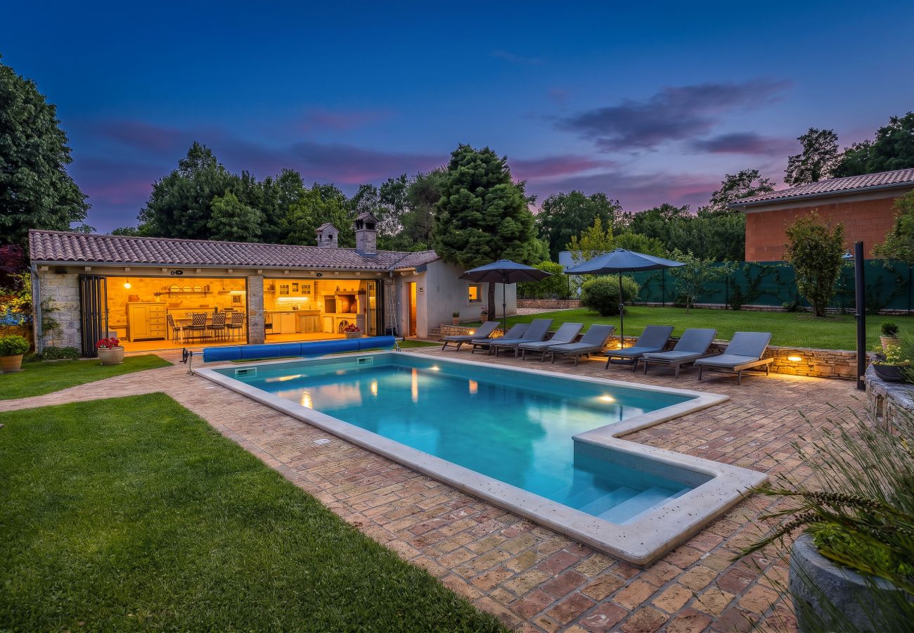 Villa in Prodol - Villa Lipa for 8 persons near Pula with 41 m2 heated pool, beautiful garden, sauna & kids playground