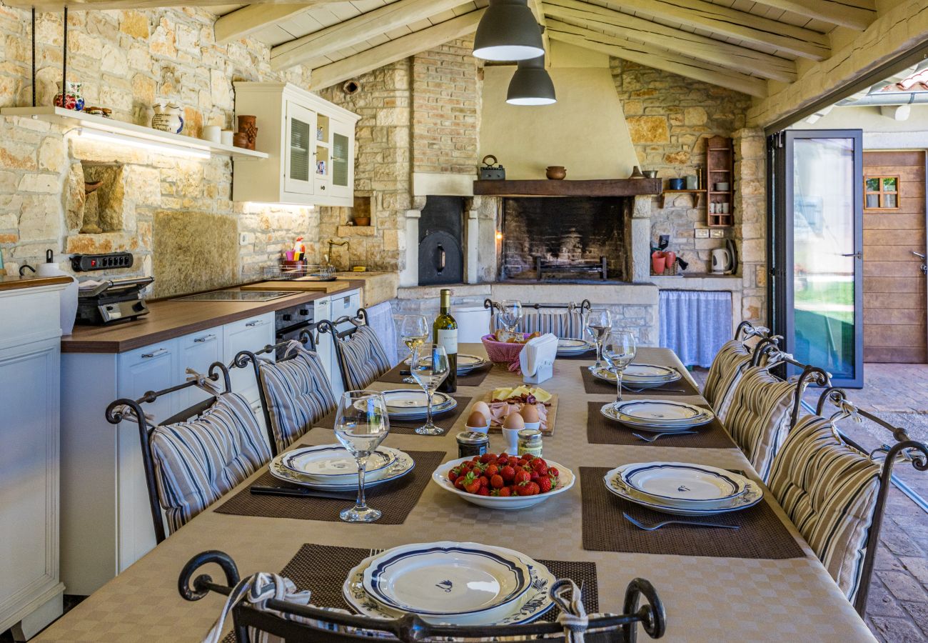 Villa in Prodol - Villa Lipa for 8 persons near Pula with 41 m2 heated pool, beautiful garden, sauna & kids playground