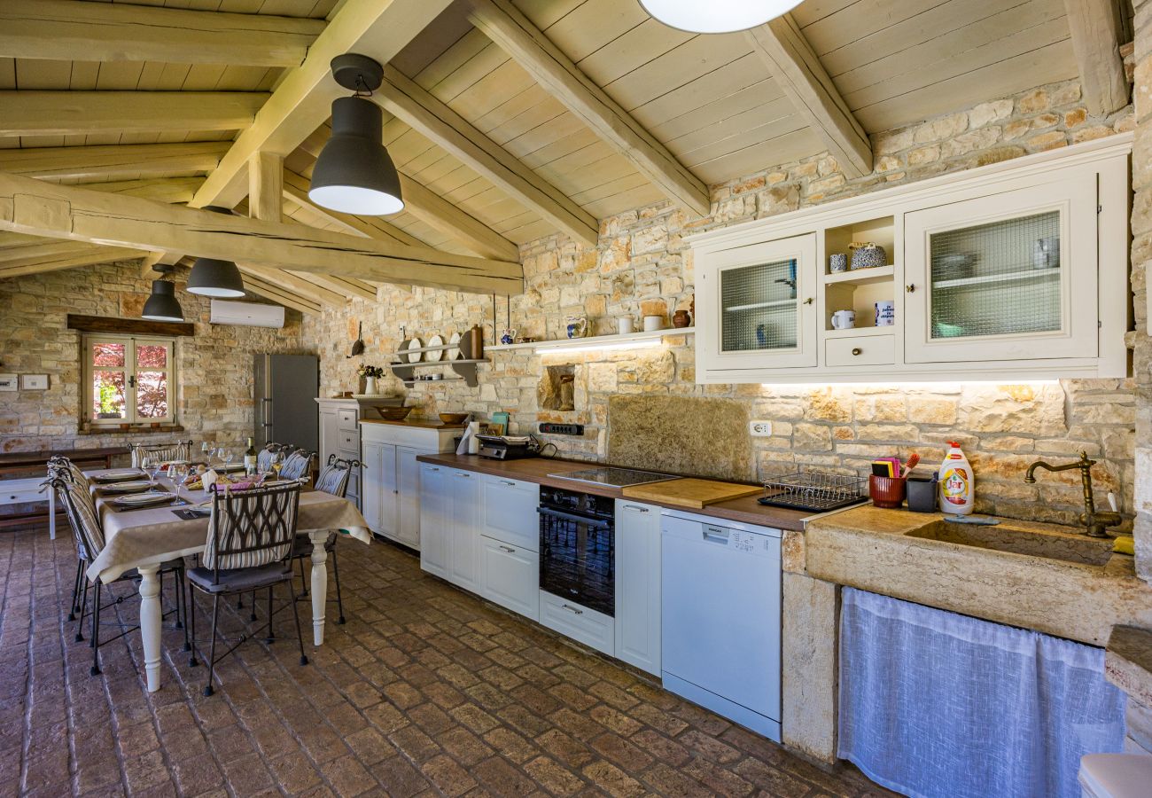 Villa in Prodol - Villa Lipa for 8 persons near Pula with 41 m2 heated pool, beautiful garden, sauna & kids playground