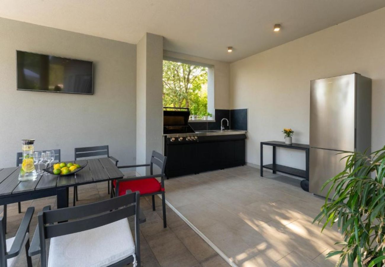 Villa in Medulin - Villa Chillax in Medulin for 10 people with 47 m2 private pool, jacuzzi & sea view - only 400 meters from beach