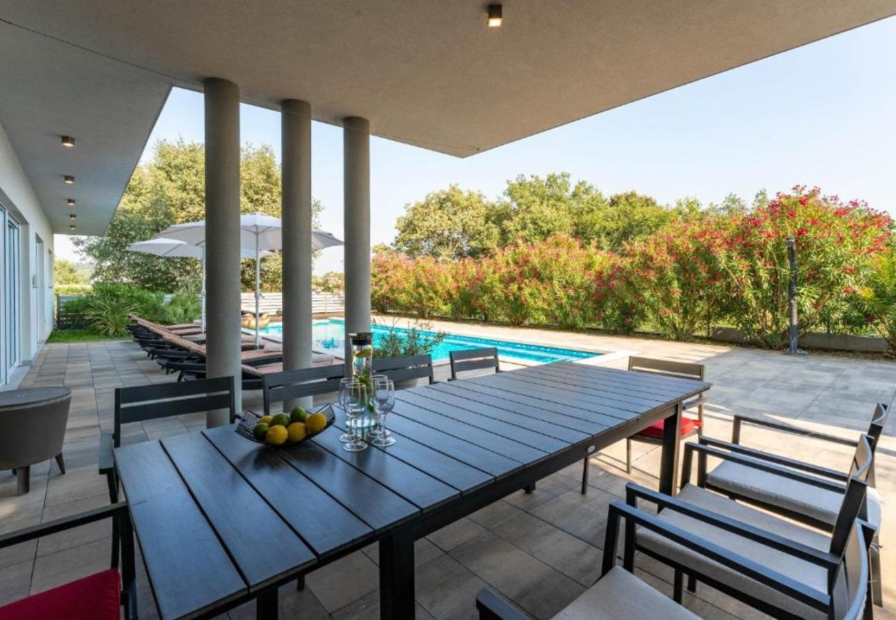 Villa in Medulin - Villa Chillax in Medulin for 10 people with 47 m2 private pool, jacuzzi & sea view - only 400 meters from beach