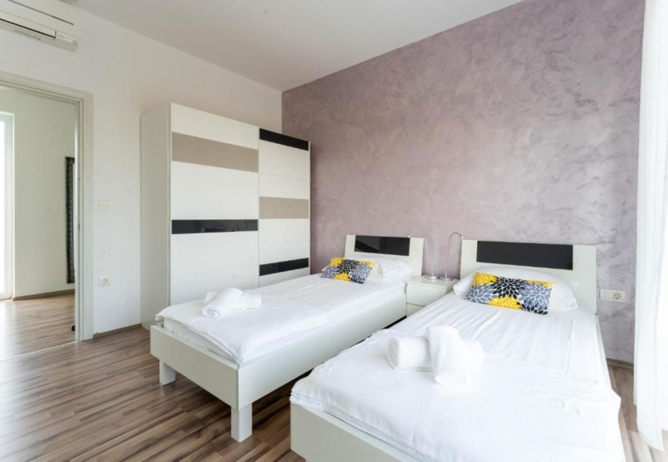 Villa in Medulin - Villa Chillax in Medulin for 10 people with 47 m2 private pool, jacuzzi & sea view - only 400 meters from beach