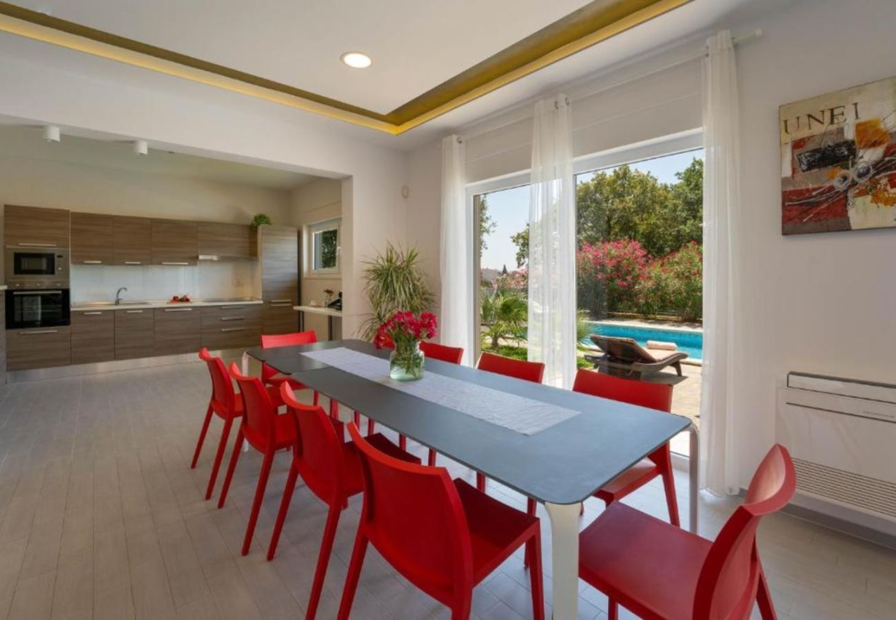 Villa in Medulin - Villa Chillax in Medulin for 10 people with 47 m2 private pool, jacuzzi & sea view - only 400 meters from beach