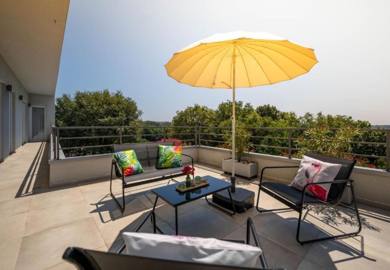 Villa in Medulin - Villa Chillax in Medulin for 10 people with 47 m2 private pool, jacuzzi & sea view - only 400 meters from beach