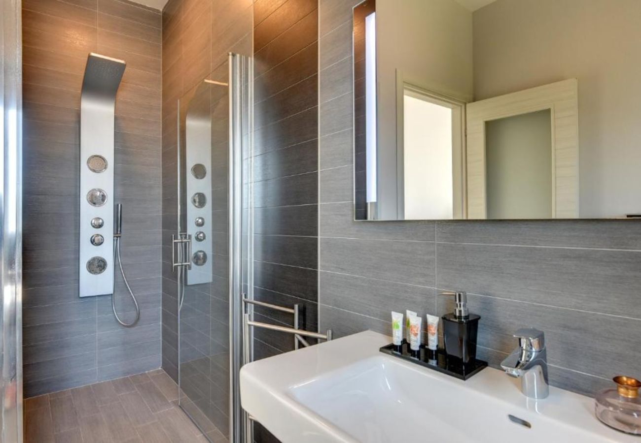 Villa in Medulin - Villa Chillax in Medulin for 10 people with 47 m2 private pool, jacuzzi & sea view - only 400 meters from beach