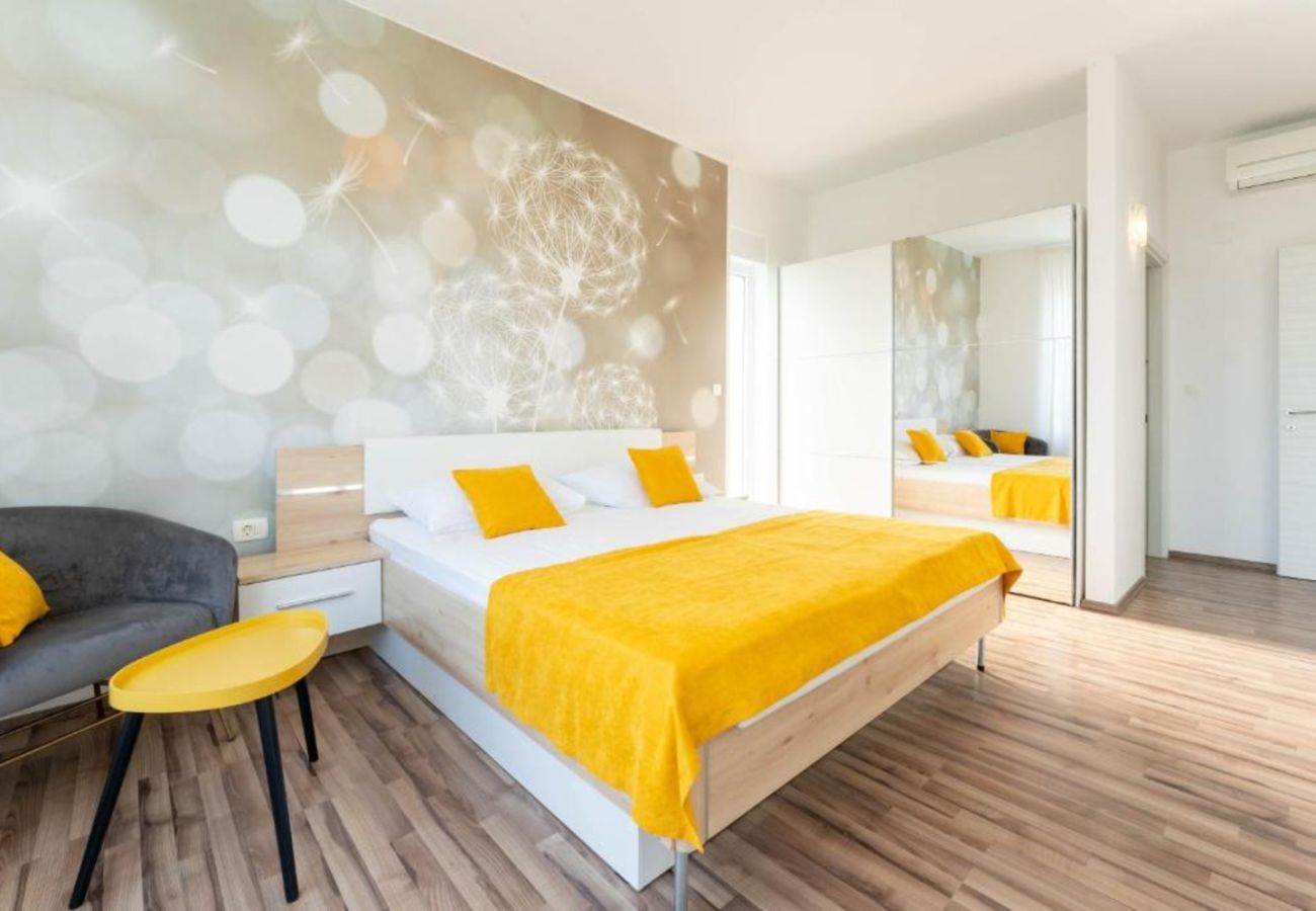 Villa in Medulin - Villa Chillax in Medulin for 10 people with 47 m2 private pool, jacuzzi & sea view - only 400 meters from beach