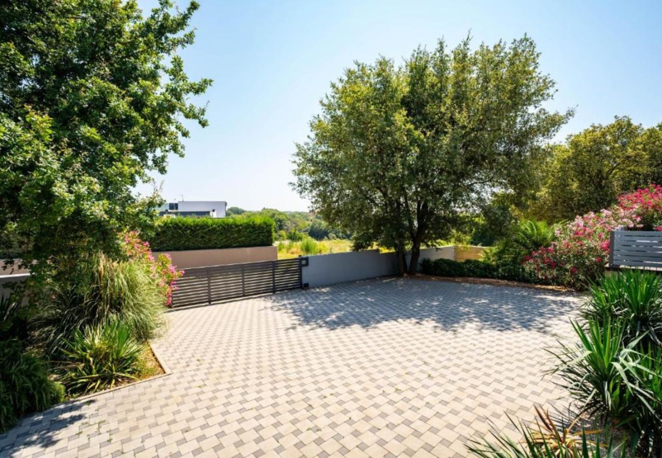 Villa in Medulin - Villa Chillax in Medulin for 10 people with 47 m2 private pool, jacuzzi & sea view - only 400 meters from beach