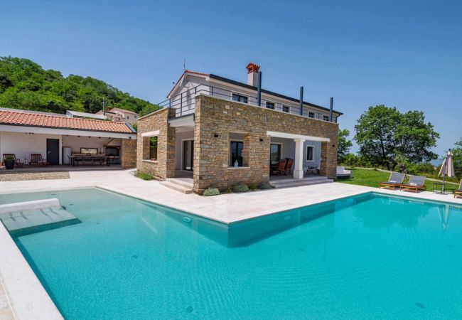 Villa in Kašcerga - Villa Padova for 12 persons near Motovun with 84 m2 infinity pool with panoramic view & beautiful garden