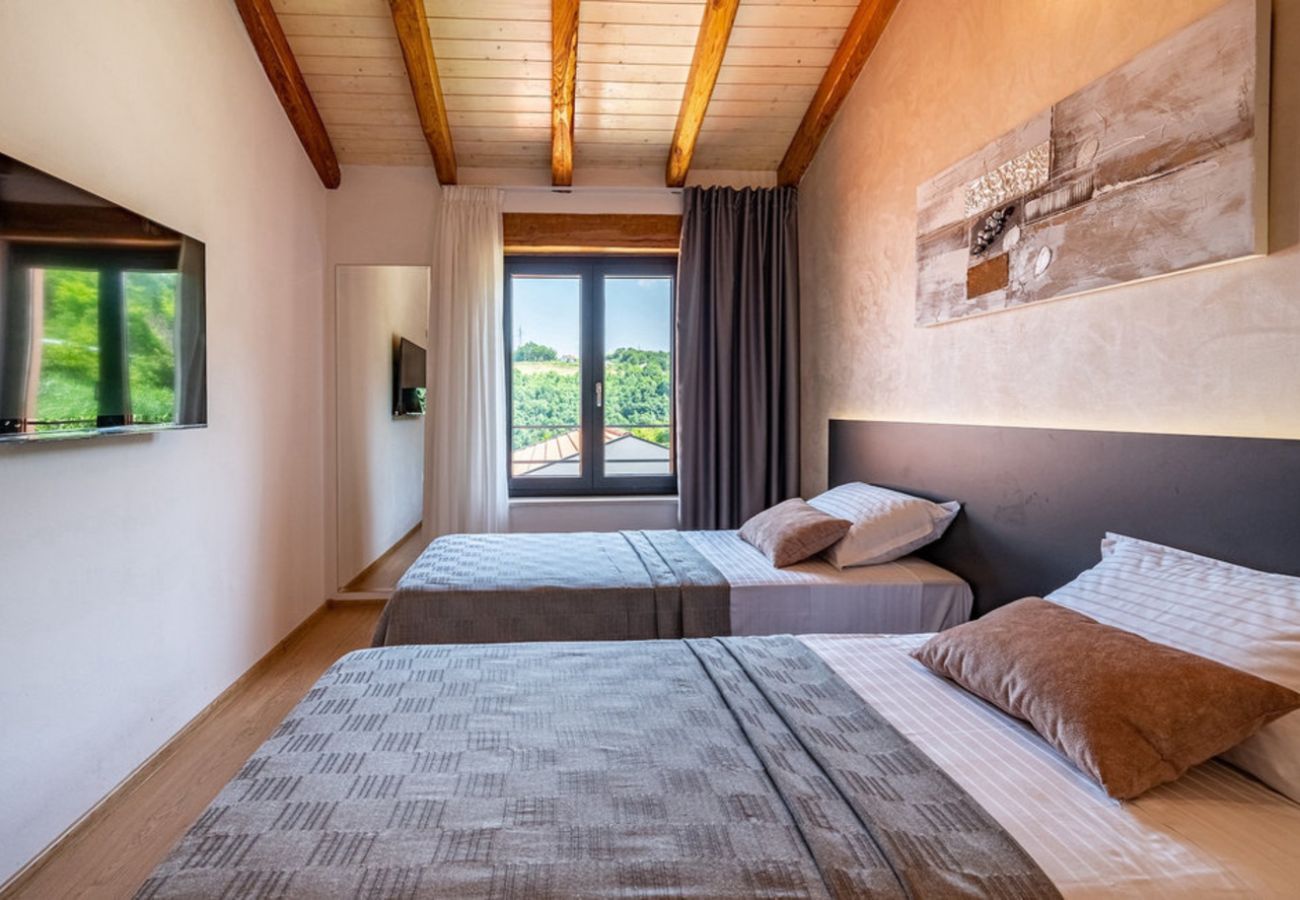 Villa in Kašcerga - Villa Padova for 12 persons near Motovun with 84 m2 infinity pool with panoramic view & beautiful garden