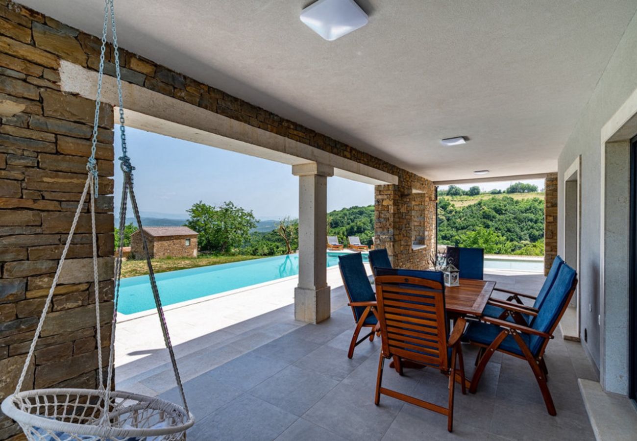 Villa in Kašcerga - Villa Padova for 12 persons near Motovun with 84 m2 infinity pool with panoramic view & beautiful garden