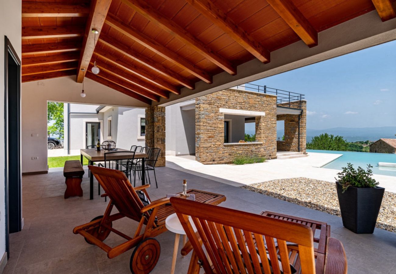 Villa in Kašcerga - Villa Padova for 12 persons near Motovun with 84 m2 infinity pool with panoramic view & beautiful garden