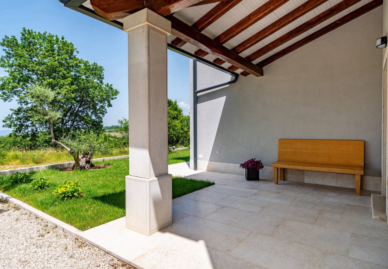 Villa in Kašcerga - Villa Padova for 12 persons near Motovun with 84 m2 infinity pool with panoramic view & beautiful garden