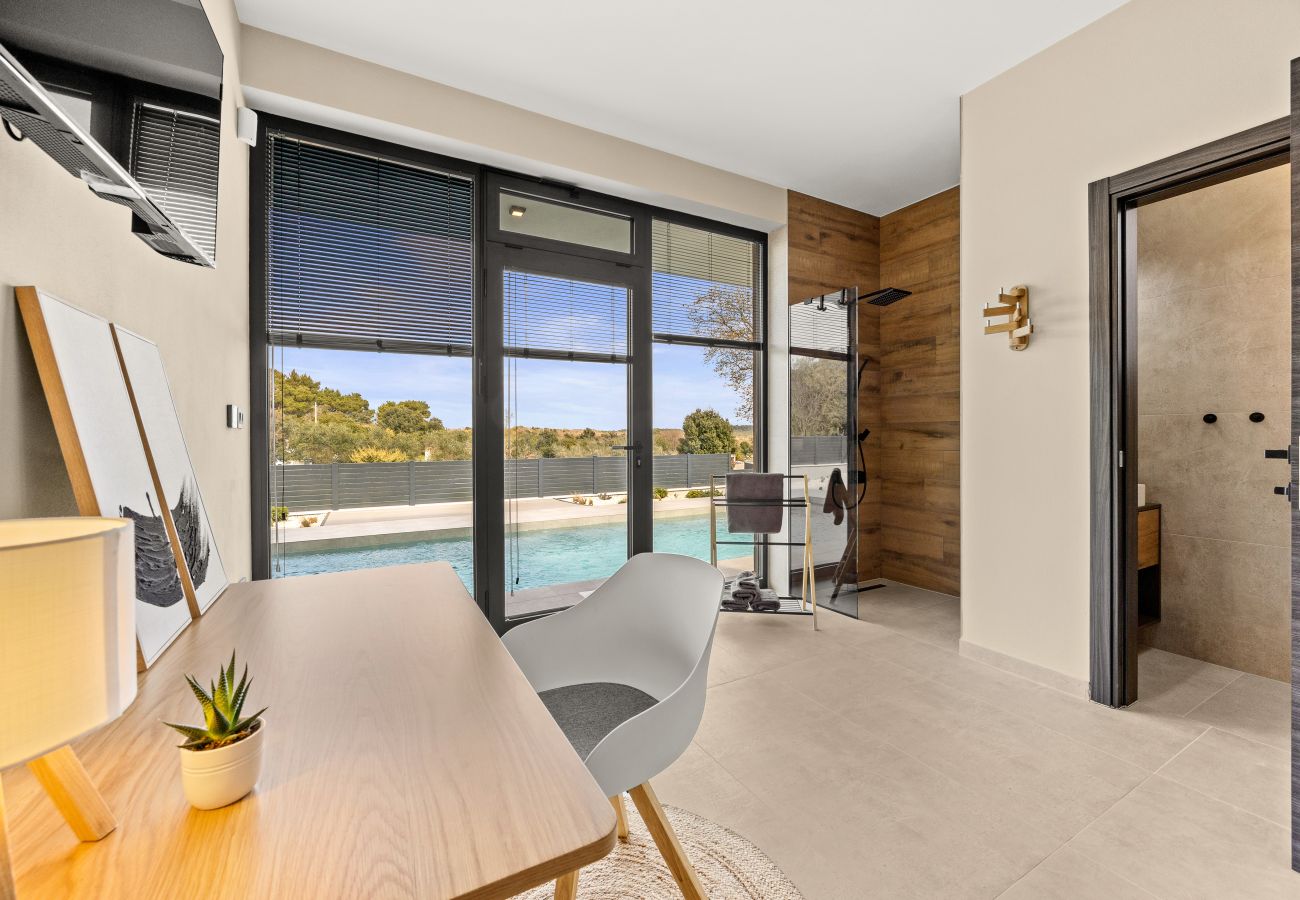 Villa in Ližnjan - Casa Carla near Medulin for 10 persons with 48 m2 heated pool and beautiful sea view - pet friendly