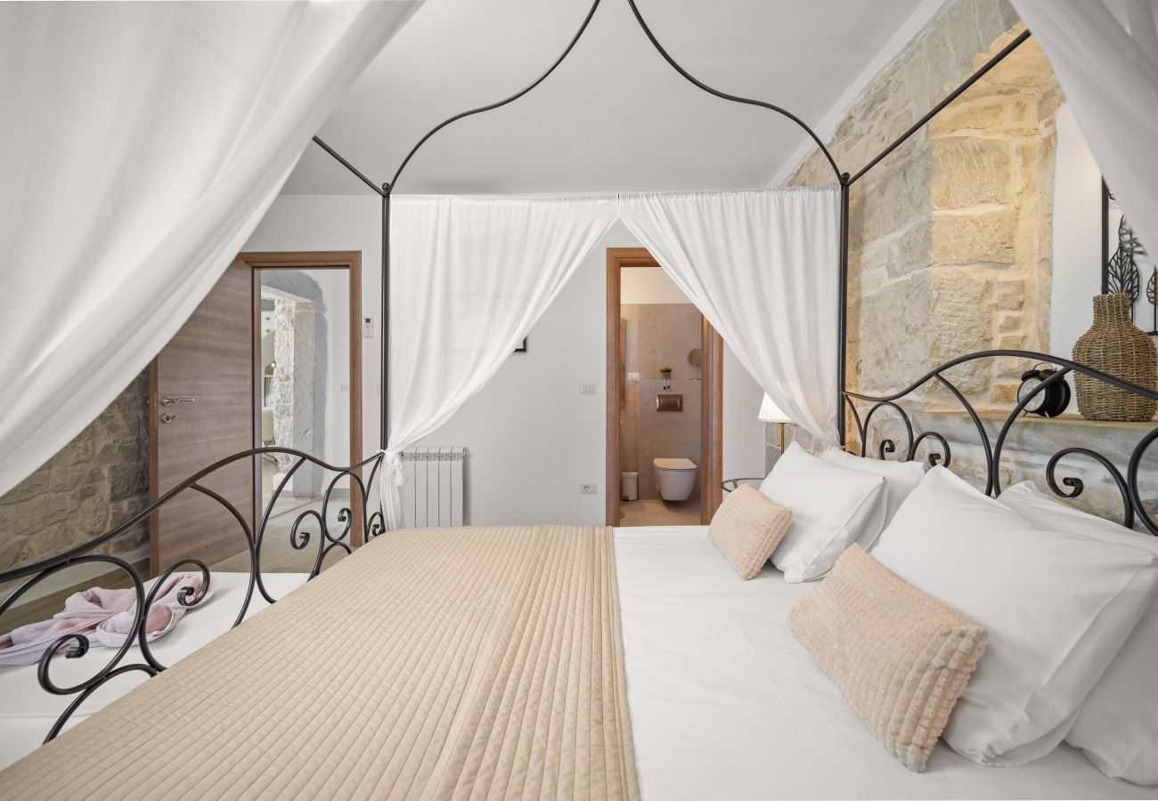 Villa in Valentici - Villa Gambin near Poreč for 8 persons with private 36 m2 pool, whirlpool, kids playground & sea view