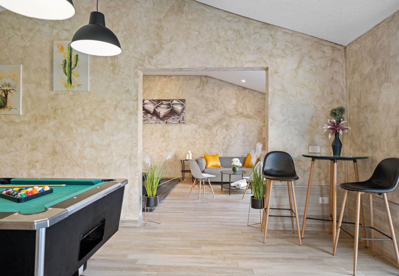 Villa in Valentici - Villa Gambin near Poreč for 8 persons with private 36 m2 pool, whirlpool, kids playground & sea view