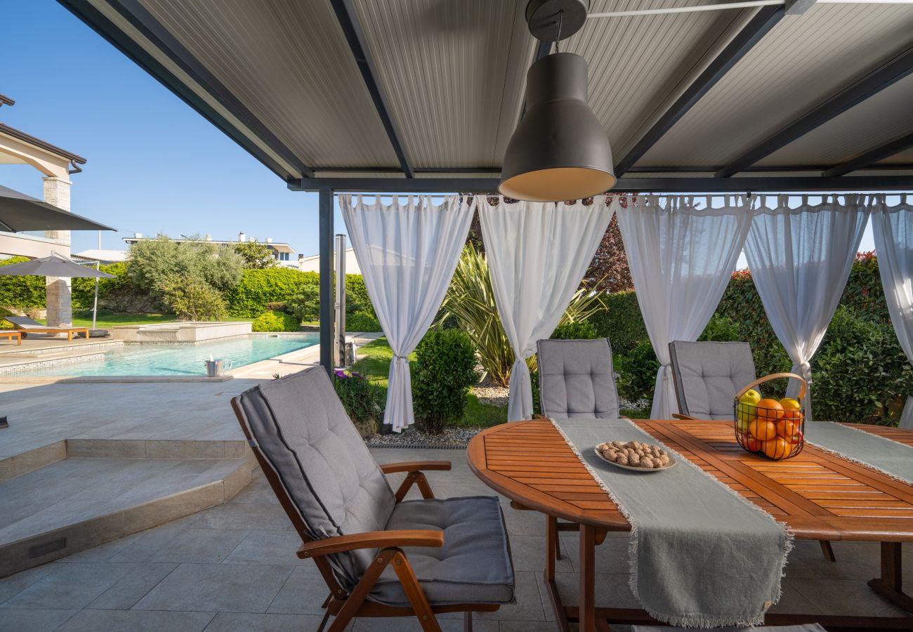 Villa in Valentici - Villa Gambin near Poreč for 8 persons with private 36 m2 pool, whirlpool, kids playground & sea view