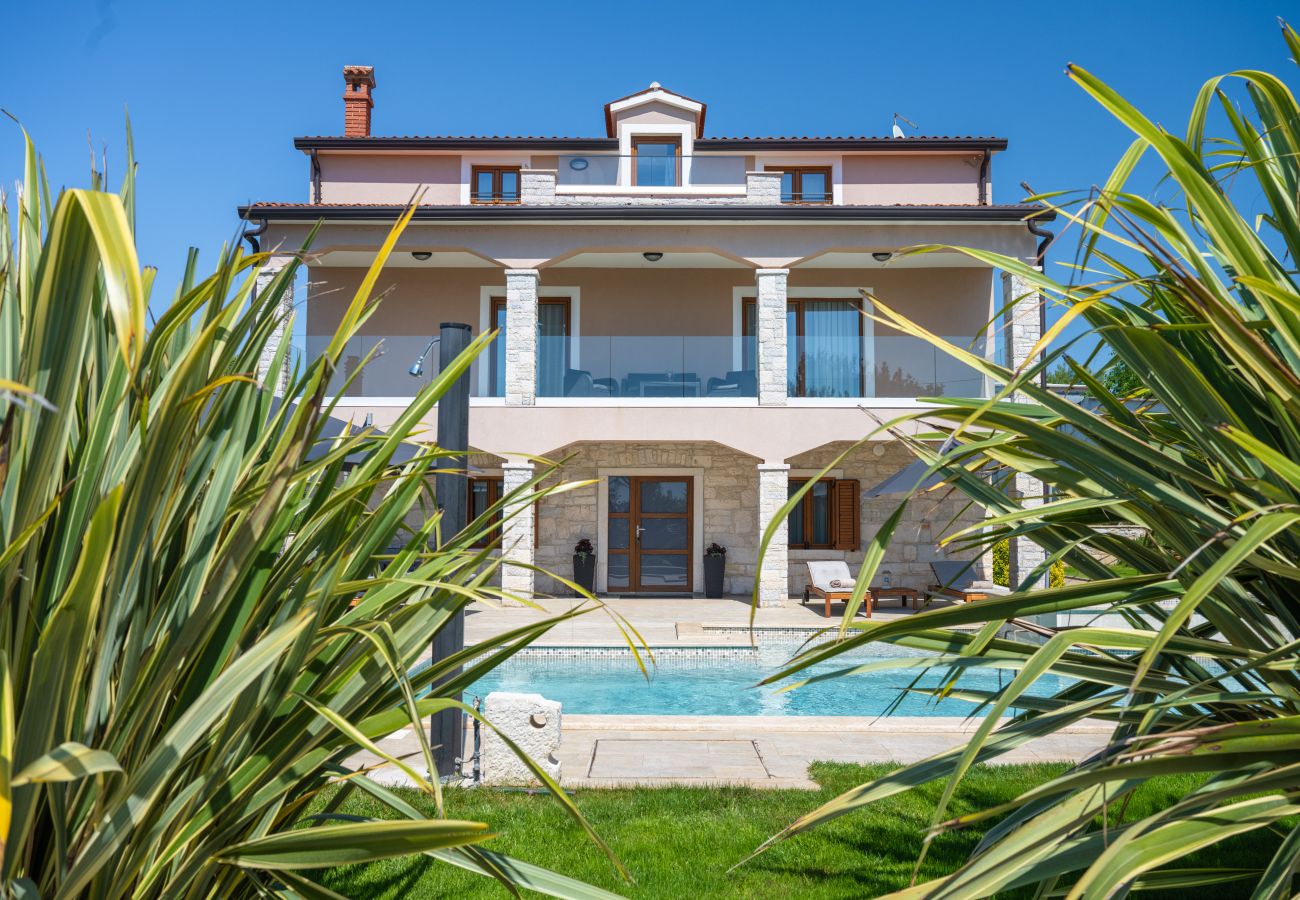 Villa in Valentici - Villa Gambin near Poreč for 8 persons with private 36 m2 pool, whirlpool, kids playground & sea view