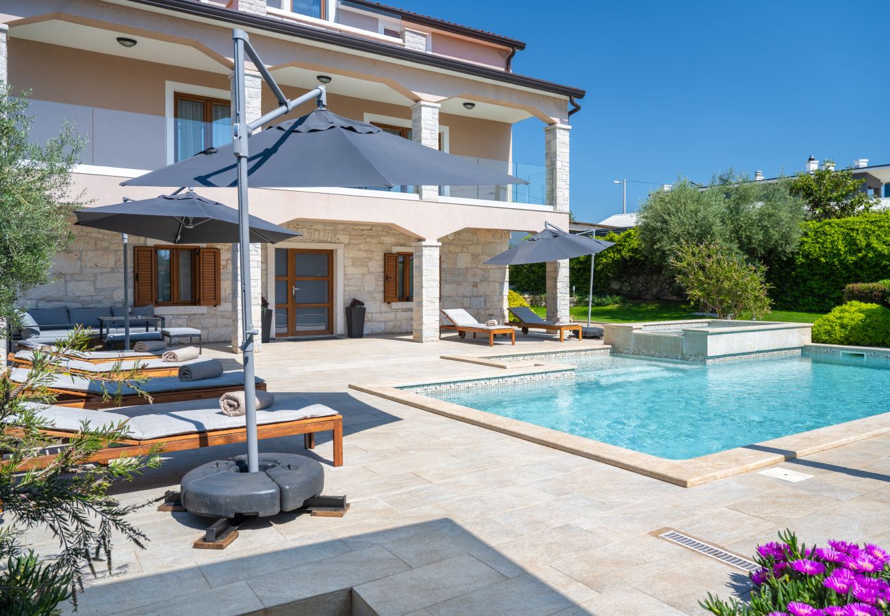 Villa in Valentici - Villa Gambin near Poreč for 8 persons with private 36 m2 pool, whirlpool, kids playground & sea view