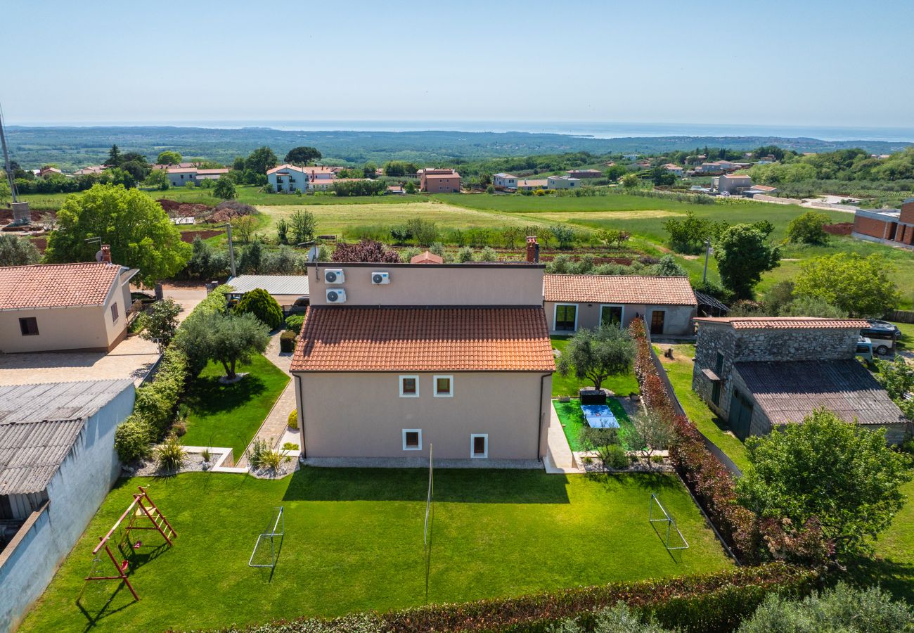 Villa in Valentici - Villa Gambin near Poreč for 8 persons with private 36 m2 pool, whirlpool, kids playground & sea view