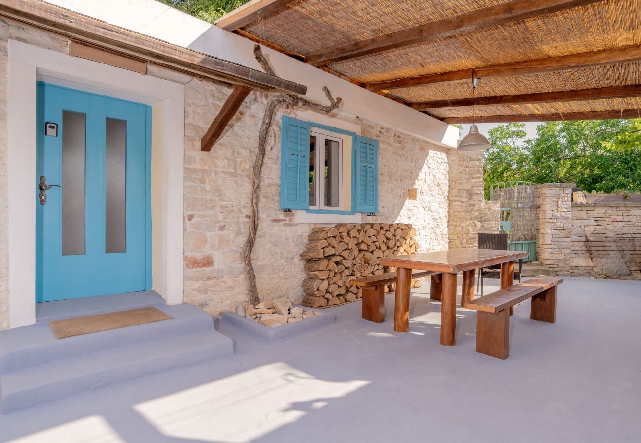 Villa in Peroj - Villa Weiße Feder near Fažana for 5 persons with small heated pool & sea view - only 1,2 km from beach 