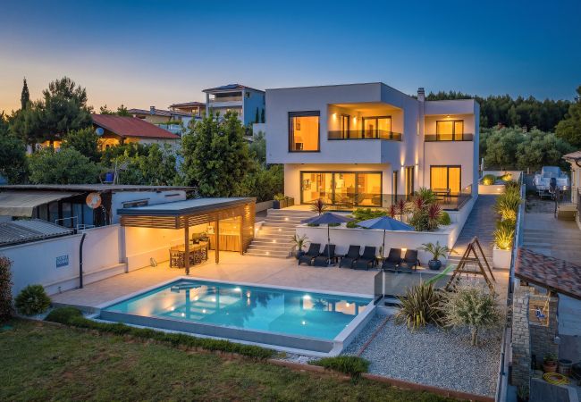 Villa in Pomer - Villa Pergosa near Medulin for 8 persons with 38 m2 pool, sea view - only 200 meters from beach